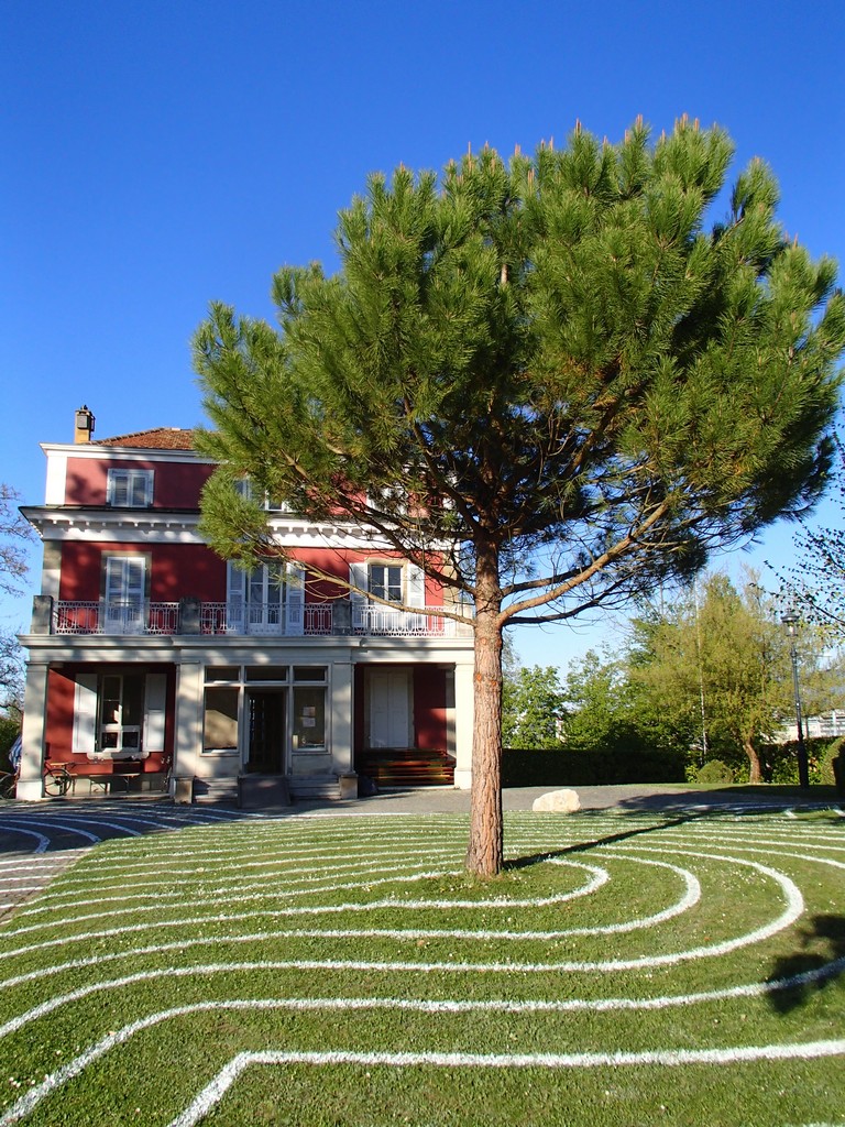 Labyrinthe tracé sur l'herbe à la peinture